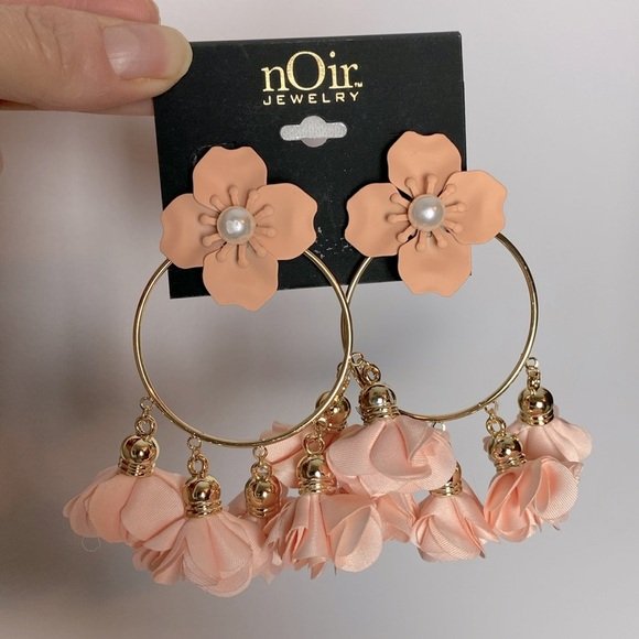 Noir Jewelry Peachy pink Floral Dangly Hoop Earrings - Picture 1 of 6